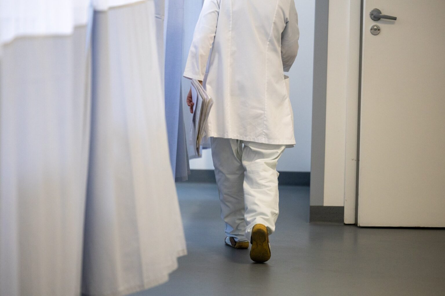 Siekiant didinti gydymo paslaugų prieinamumą, siūlo leisti medikams konsultuoti pacientus telefonu ar kitomis ryšių priemonėmis dirbant nuotoliu – t. y., esant už sveikatos priežiūros įstaigos ribų.