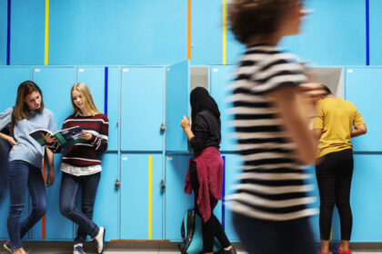 Iki rugsėjo dar visas mėnuo, tačiau kai kurie Panevėžio mokinių tėvai jau įsitraukė į vasaros iššūkį – naujiems mokslo metams ruošiasi ne pirkdami pieštukus ar sąsiuvinius, o medžiodami laisvas spinteles mokyklose.