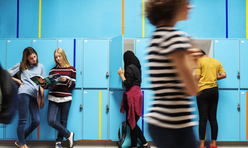 Iki rugsėjo dar visas mėnuo, tačiau kai kurie Panevėžio mokinių tėvai jau įsitraukė į vasaros iššūkį – naujiems mokslo metams ruošiasi ne pirkdami pieštukus ar sąsiuvinius, o medžiodami laisvas spinteles mokyklose.