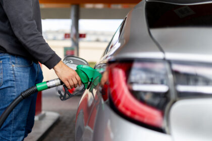 Dėl pakilusių kuro kainų beveik trečdalis Lietuvos gyventojų rečiau naudojasi automobiliu arba kaupia degalų atsargas, rodo „Citadele“ banko užsakymu atlikta apklausa.