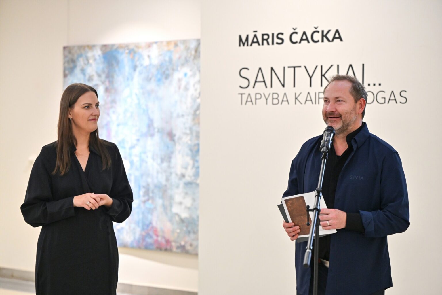 Panevėžio miesto dailės galerijoje atidaryta žymaus latvių menininko bei Marko Rotko muziejaus Daugpilyje direktoriaus Mario Čačkos paroda „Santykiai... Tapyba kaip dialogas“.