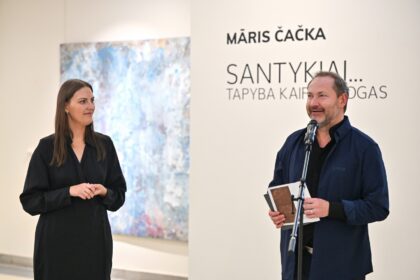 Panevėžio miesto dailės galerijoje atidaryta žymaus latvių menininko bei Marko Rotko muziejaus Daugpilyje direktoriaus Mario Čačkos paroda „Santykiai... Tapyba kaip dialogas“.