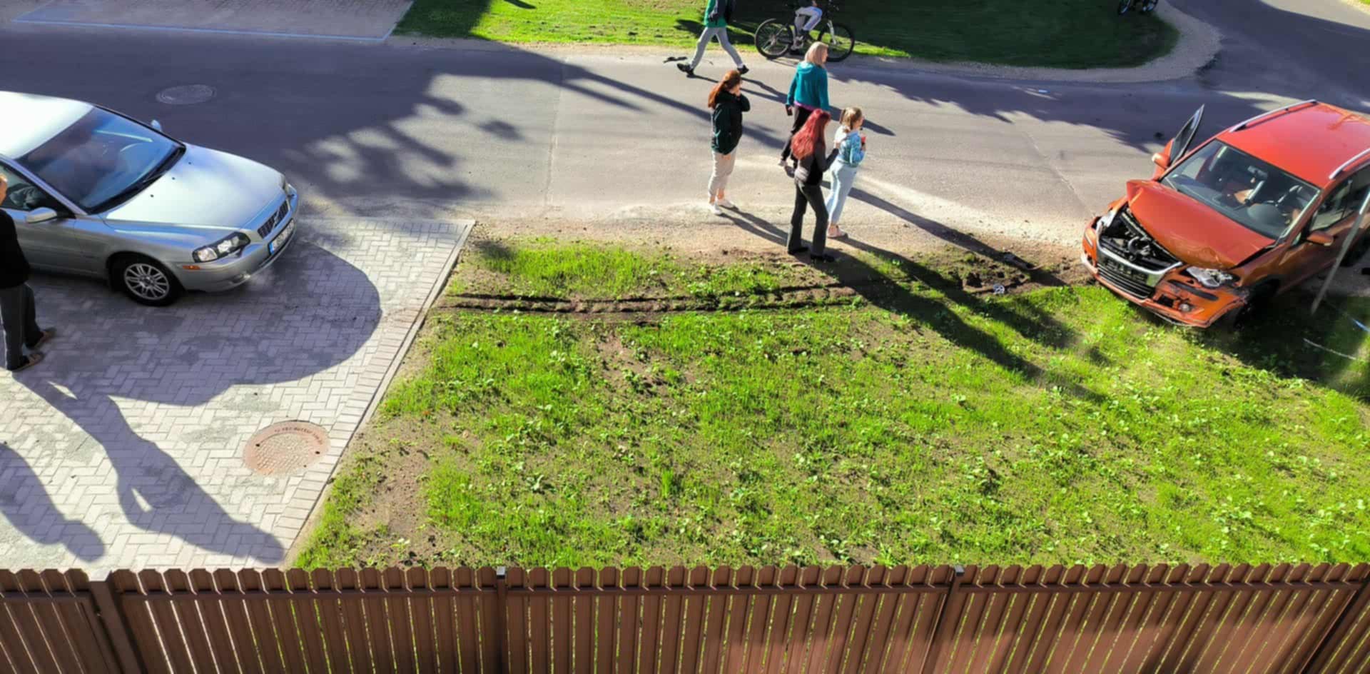 Po remonto Amerikos ir Bijūnų gatvių sankryža jau kelia siaubą vietiniams – šalia gyvenantieji vos per porą mėnesių čia suskaičiavo net šešias avarijas. „SEKUNDĖS“ skaitytojos nuotr.