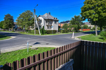 Panevėžiečiai, gyvenantys Rožyno individualių namų mikrorajone, po gatvių remonto jau pradeda bijoti išeiti į gatvę. Vos per porą mėnesių Amerikos ir Bijūnų gatvių sankryžoje jau įvyko šešios avarijos.