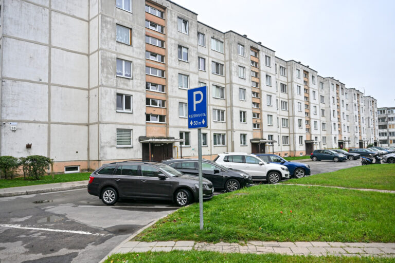 Daugiabučių kiemai, kadaise projektuoti kaip bendros miesto erdvės, šiandien dažnai tampa gyventojų konfliktų epicentru.