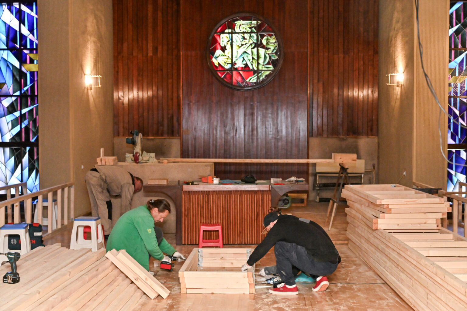 Panevėžio Lėlių vežimo teatras netekęs namų tapo tikru ratuotu teatru – vietoje nuosavos scenos aktoriai kasdien važiuoja vaidinti į darželius, mokyklas ir kultūros centrus.