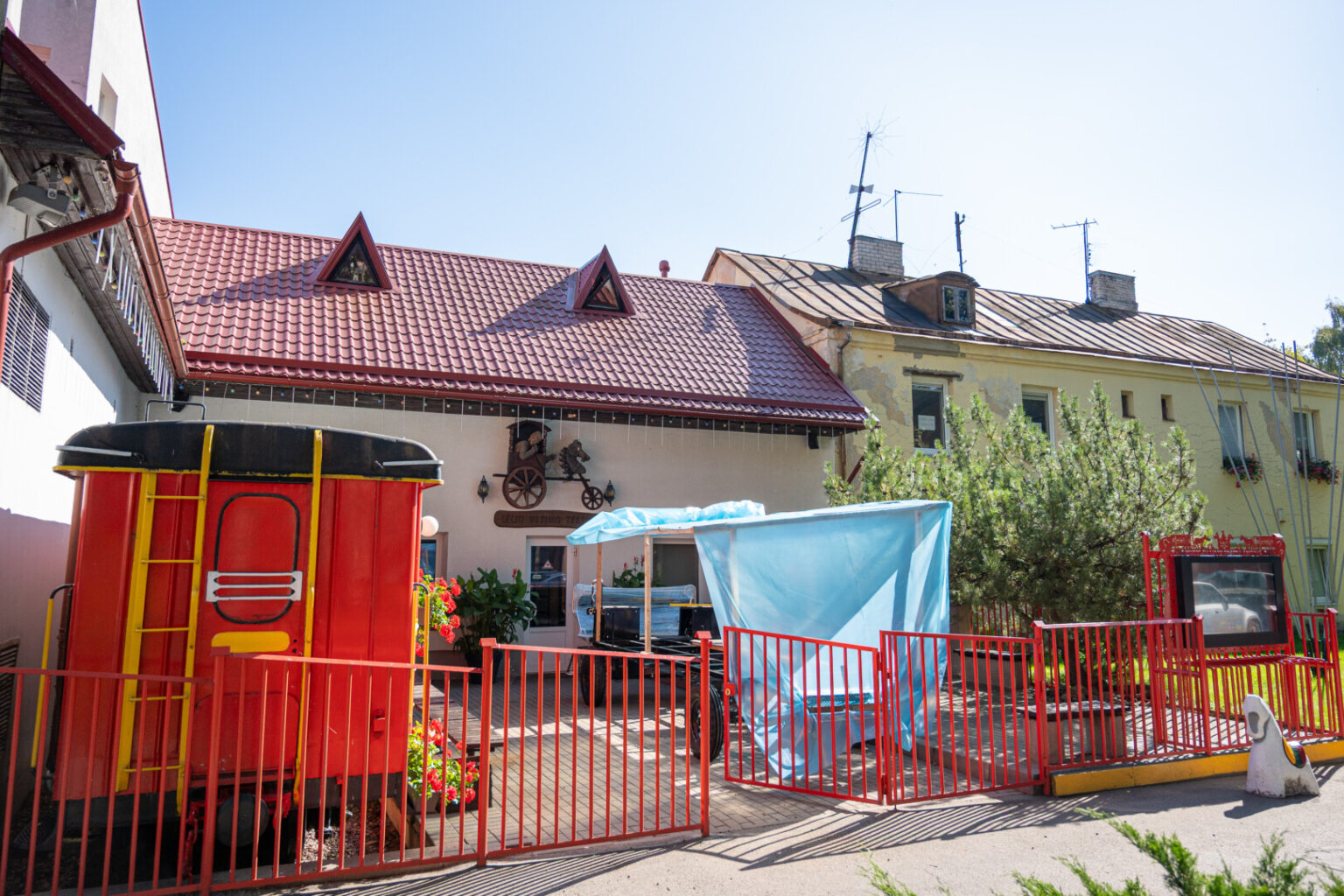 Be stogo virš galvos likęs Panevėžio lėlių vežimo teatras gali lengviau atsikvėpti.