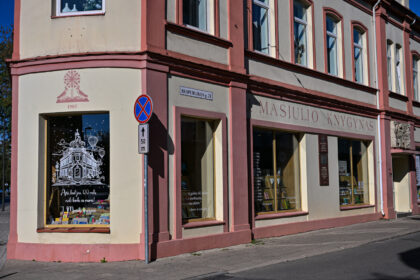 Panevėžiečiai gali netekti vieno ryškiausių miesto simbolių – Juozo Masiulio knygyno. Šimtametę istoriją skaičiuojantis kultūros židinys, išgyvenęs spaudos draudimo laikus, karus ir okupacijas, šiandien atsidūrė ties lūžio tašku – jo savininkai svarsto parduoti istorinį pastatą.