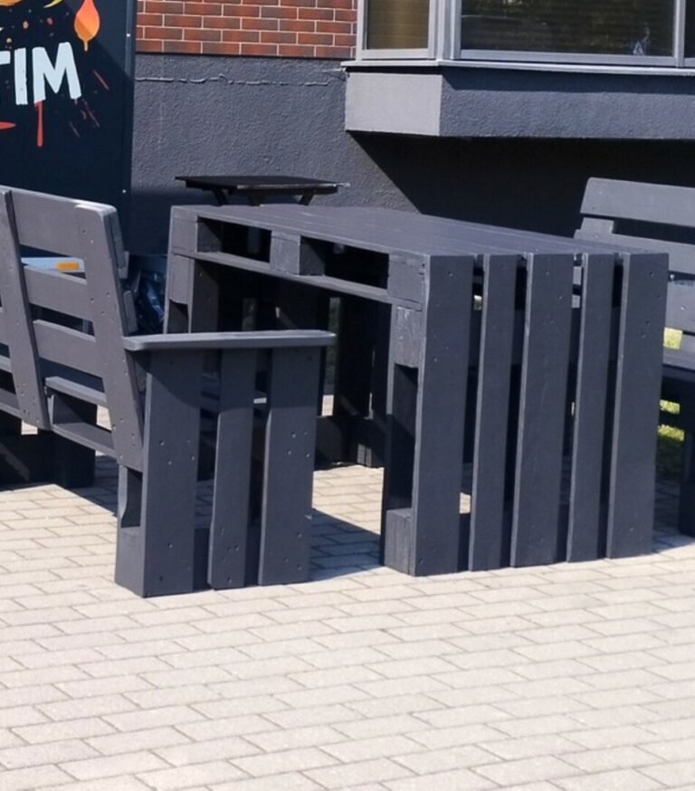 Panevėžyje kebabų kioskelį atidarę ukrainiečiai iš karto sulaukė panevėžiečių pamokos dėl rusiško pavadinimo, nukopijuoto nuo vieno picerijų tinklo, veikiančio rusijoje ir Baltarusijoje.