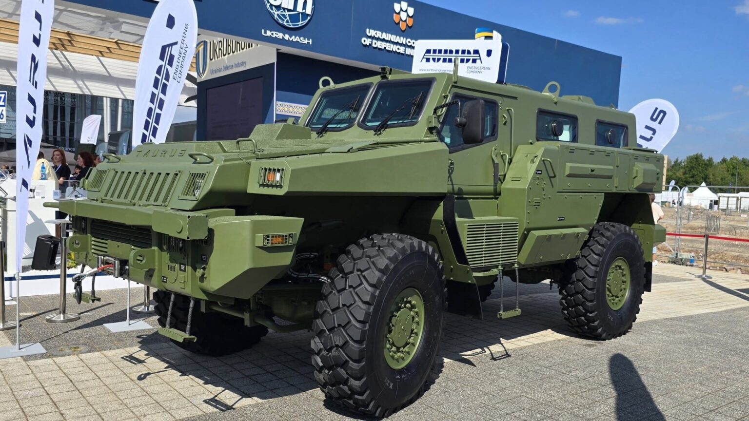 Lenkijoje šią savaitę vykstančioje tarptautinėje gynybos pramonės parodoje pristatytas pirmasis Lietuvoje, Panevėžyje pagamintas karinis šarvuotis „TAURUS 4-1“.
