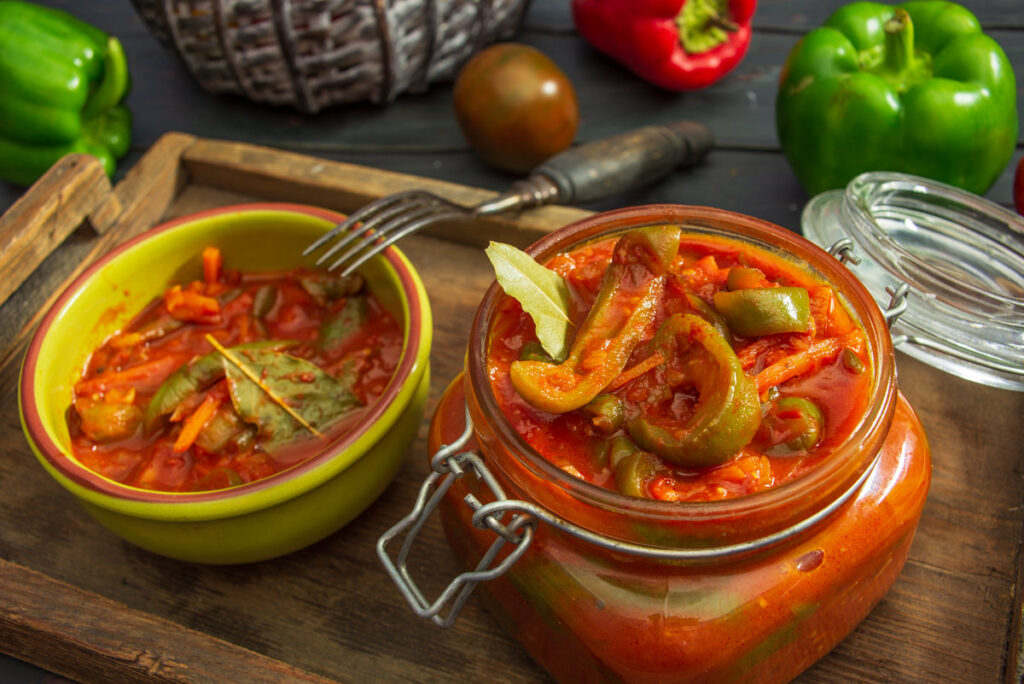 Šiltas rugsėjis – idealus metas apsirūpinti šio kadaise deficitiniu buvusio pomidorų ir paprikų troškinio atsargomis.