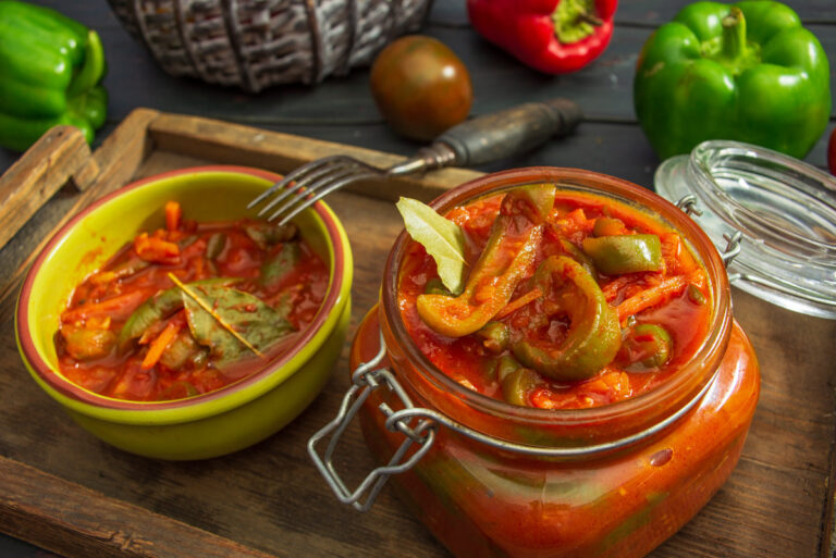 Šiltas rugsėjis – idealus metas apsirūpinti šio kadaise deficitiniu buvusio pomidorų ir paprikų troškinio atsargomis.