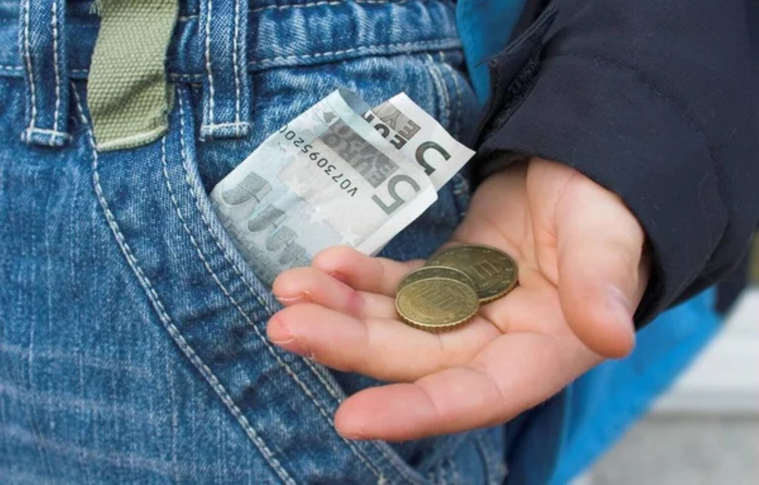 Prasidėjus mokslo metams, tėvai sprendžia ne tik, kokių priemonių reikės mokyklai, bet ir kiek pinigų skirti vaikų kasdienėms reikmėms.