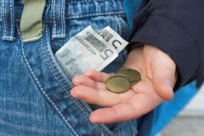 Prasidėjus mokslo metams, tėvai sprendžia ne tik, kokių priemonių reikės mokyklai, bet ir kiek pinigų skirti vaikų kasdienėms reikmėms.