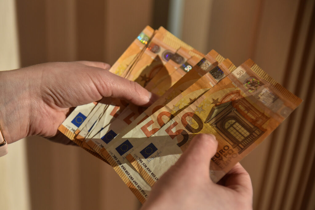 Nuo kitų metų pradžios minimali mėnesinė alga (MMA) Lietuvoje kils dar kartą – tai gera žinia mažiausiai uždirbantiesiems.