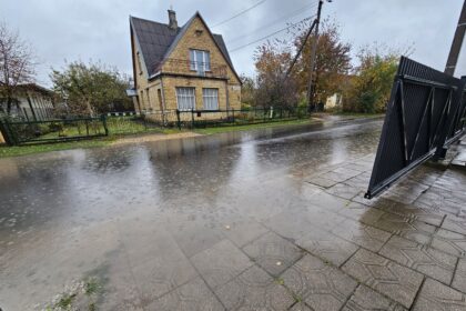 Individualių namų Rožyno mikrorajone gyvenantys panevėžiečiai į dangų žvalgosi su nerimu.