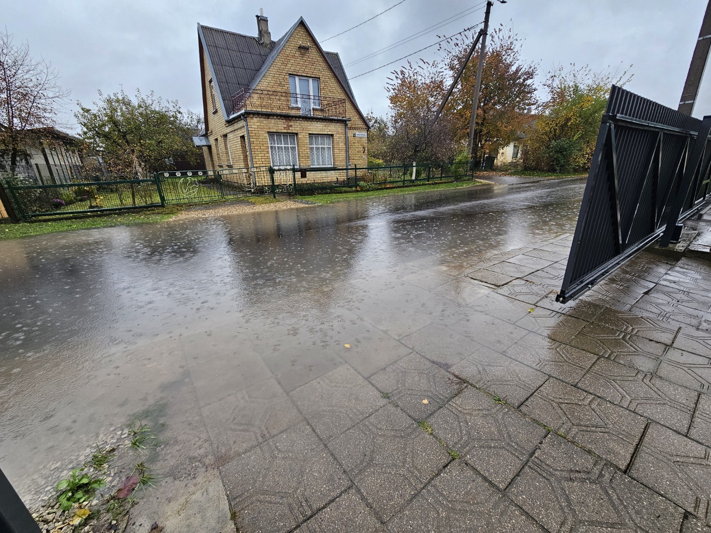 Individualių namų Rožyno mikrorajone gyvenantys panevėžiečiai į dangų žvalgosi su nerimu.