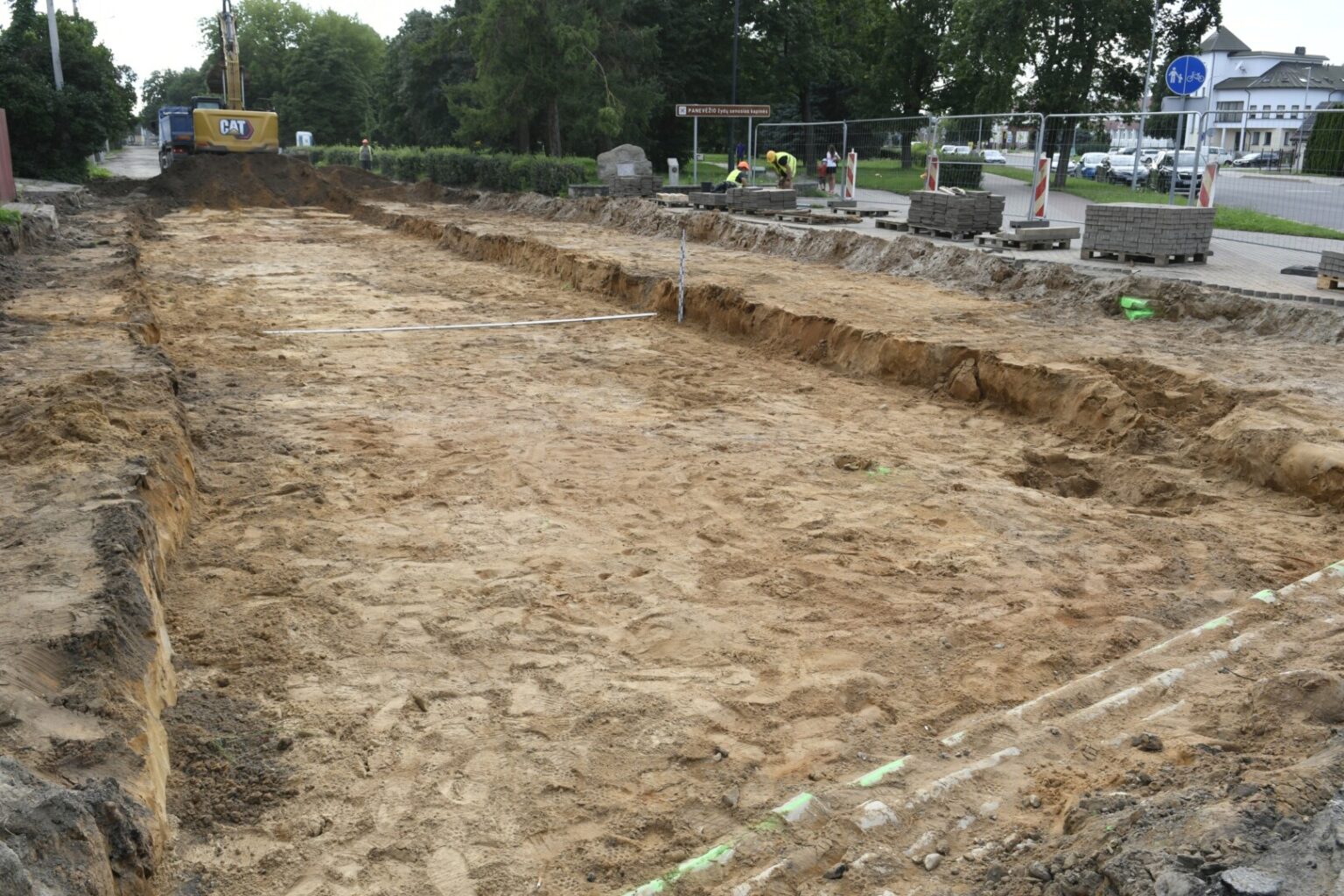 Eidami Panevėžio senamiesčio gatvėmis retai susimąstome, kad po kojomis – dešimtys sluoksnių miesto praeities. Tačiau kai miesto rekonstrukcija susiduria su archeologija, prasideda tikras istorinis detektyvas.