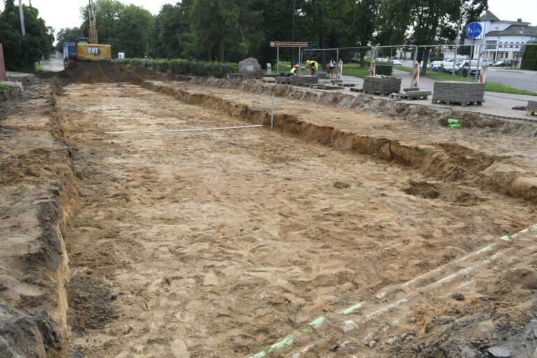 Eidami Panevėžio senamiesčio gatvėmis retai susimąstome, kad po kojomis – dešimtys sluoksnių miesto praeities. Tačiau kai miesto rekonstrukcija susiduria su archeologija, prasideda tikras istorinis detektyvas.
