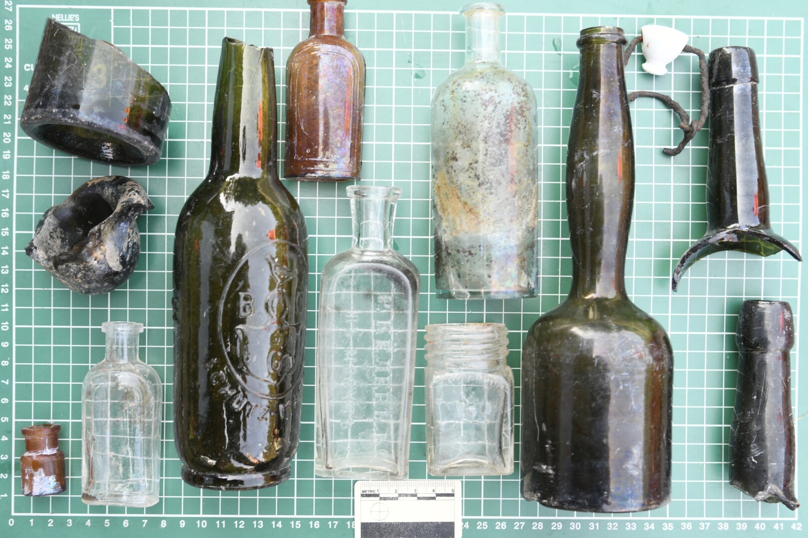 Sietyno gatvėje rasti XIX pab.–XX a. pr. stikliniai buteliai. D. PETRULIO nuotr.