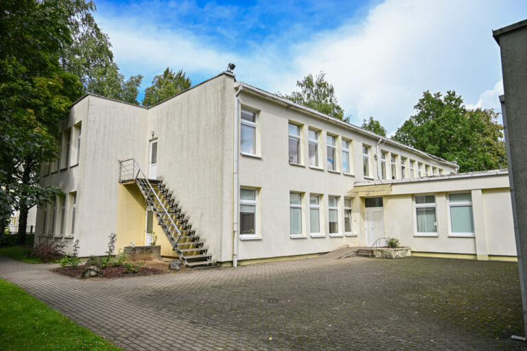 Nuo 2035-ųjų socialinės globos įstaigose turėtų nelikti didžiulių bendrų palatų. Tokių paslaugų teikėjai privalės užtikrinti, kad jų klientai – senoliai, turintieji negalią – gyventojų vienviečiuose ar bent dviviečiuose kambariuose su higienos patalpomis.