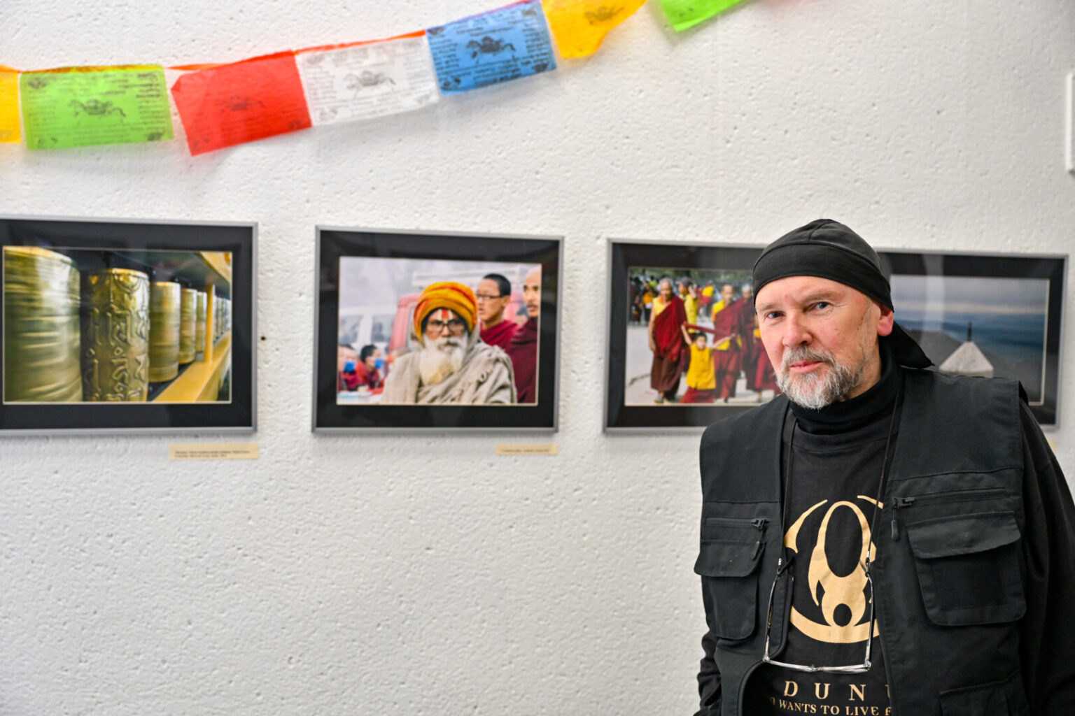 „Čia ne menas. Čia kelionių fotografija, dokumentika budizmo tematika. Gal viena kita fotografija ir gali būti panaši į meninę, bet meninė fotografija iš viso keista sąvoka“, – sako poetas, fotografas Alis Balbierius, pristatydamas Panevėžio fotografijos galerijoje parodą „Prisilietimas prie budizmo“.