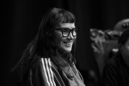 Juozo Miltinio dramos teatro scenoje debiutuojanti dramaturgė Gabrielė Labanauskaitė atsigręžia į paauglių pasaulį – retai teatro atstovaujamą, bet kupiną įtampos, jautrumo ir ieškojimų.