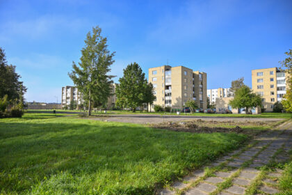 Panevėžio savivaldybei suradus rangovą, Dainavos gatvėje tarp daugiabučių namų dar šįmet planuojama pradėti aktyvaus poilsio erdvės – vaikų žaidimų ir sporto aikštelių – įrengimo darbus.