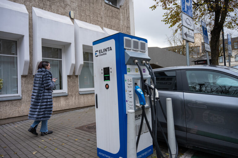 Elektromobilių vairuotojams Panevėžio savivaldybė rengia naujieną.