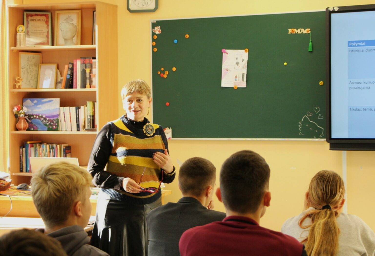 Artėjant Tarptautinei mokytojų dienai Švietimo, mokslo ir sporto ministerija šiandien Lietuvos metų mokytojo premiją įteiks Krekenavos Mykolo Antanaičio gimnazijos lietuvių kalbos ir literatūros mokytojai metodininkei Rimai Balčiuvienei.