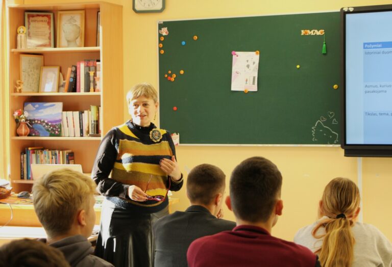 Artėjant Tarptautinei mokytojų dienai Švietimo, mokslo ir sporto ministerija šiandien Lietuvos metų mokytojo premiją įteiks Krekenavos Mykolo Antanaičio gimnazijos lietuvių kalbos ir literatūros mokytojai metodininkei Rimai Balčiuvienei.