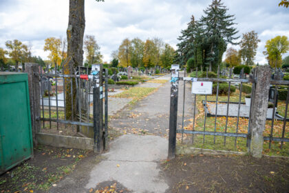 Kapinėse turėtų viešpatauti tyla ir pagarba. Tačiau Panevėžio Ramygalos gatvėje esančias Kristaus Karaliaus katedros kapines lankanti panevėžietė vis dažniau vietoj ramybės jose randa šiukšles, keturkojų paliktas „dovanas“ ir net apšlapintą kapavietę.