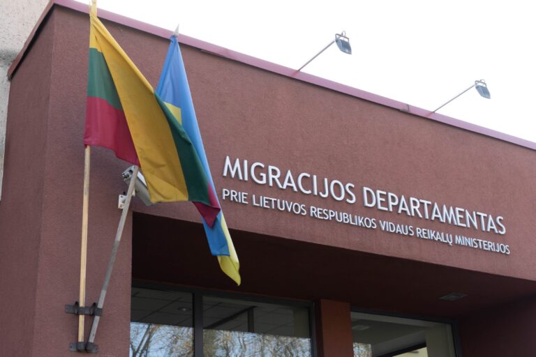 Nuo trečiadienio stabdomas naujų prašymų įdarbinti užsieniečius priėmimas, skelbia Migracijos departamentas.