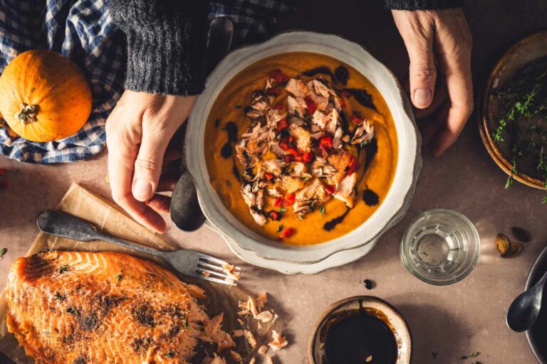 Vėjuotą lietingą vėlyvo rudens vakarą geriausiai sušildys karštos sriubos dubenėlis. O išsivirti jos šįkart siūlome iš sezono favorito moliūgo ir, kad būtų sotu ir sveika, pagardinti visų mėgstama žuvimi.