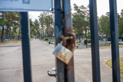 Atvykusi į paskutinę kelionę išlydėti mirusios giminaitės, panevėžietė Stefanija sako pati vos galo negavusi.