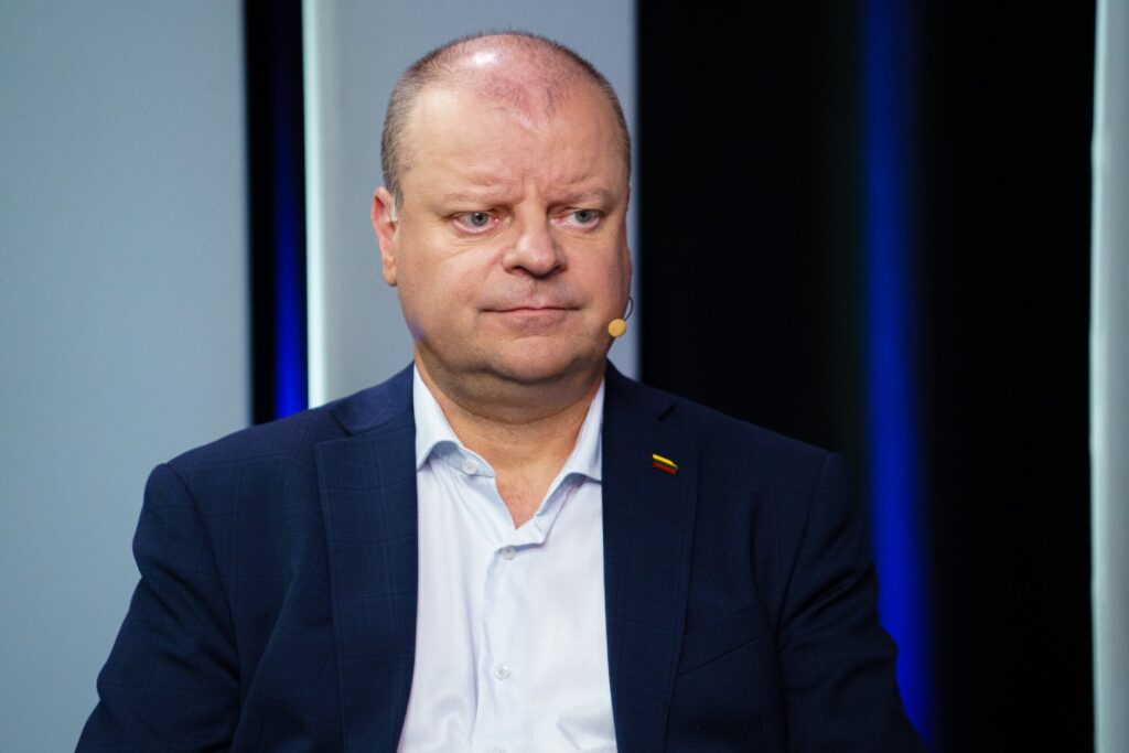 Demokratų sąjungos „Vardan Lietuvos“ pirmininkas Saulius Skvernelis Lietuvos socialdemokratų partijos (LSDP) tarybą, nusprendusią toliau dirbti koalicijoje su „Nemuno aušra“, palygino su lėktuvu, tarp kurio keleivių, pasak jo, „yra ir teroristų su sprogmenimis“.