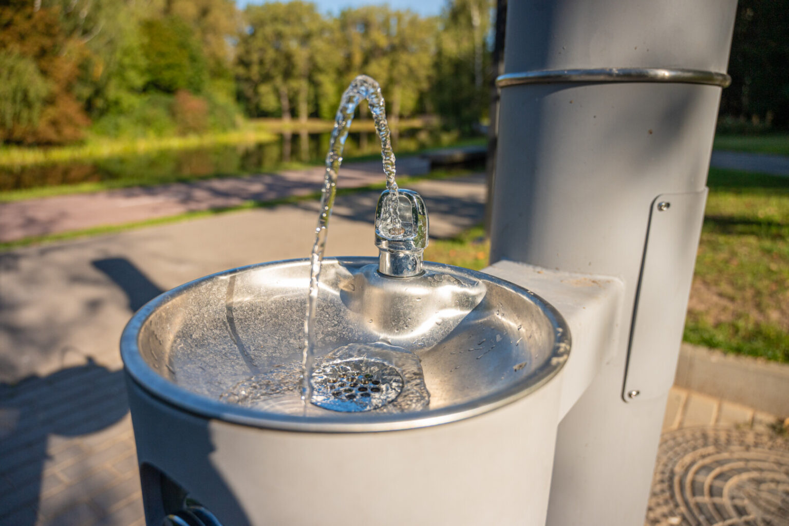 Panevėžio viešosiose erdvėse įrengtos vandens gertuvės turėtų būti patogus ir sveikatai draugiškas būdas numalšinti troškulį ar pasipildyti buteliuką.