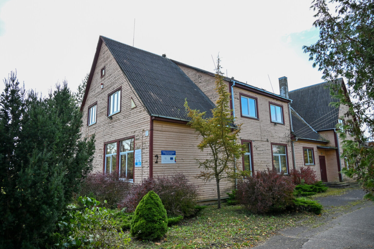 Prieš keletą metų uždaryta Skaistgirių mokykla tebekelia aistras. Kaimo bendruomenei nepavykus susigrąžinti pastato savo žinion ir Turto bankui šiomis dienomis paskelbus jo pardavimo aukcioną, skaistgiriškiai bandys pasinaudoti paskutiniu šansu.