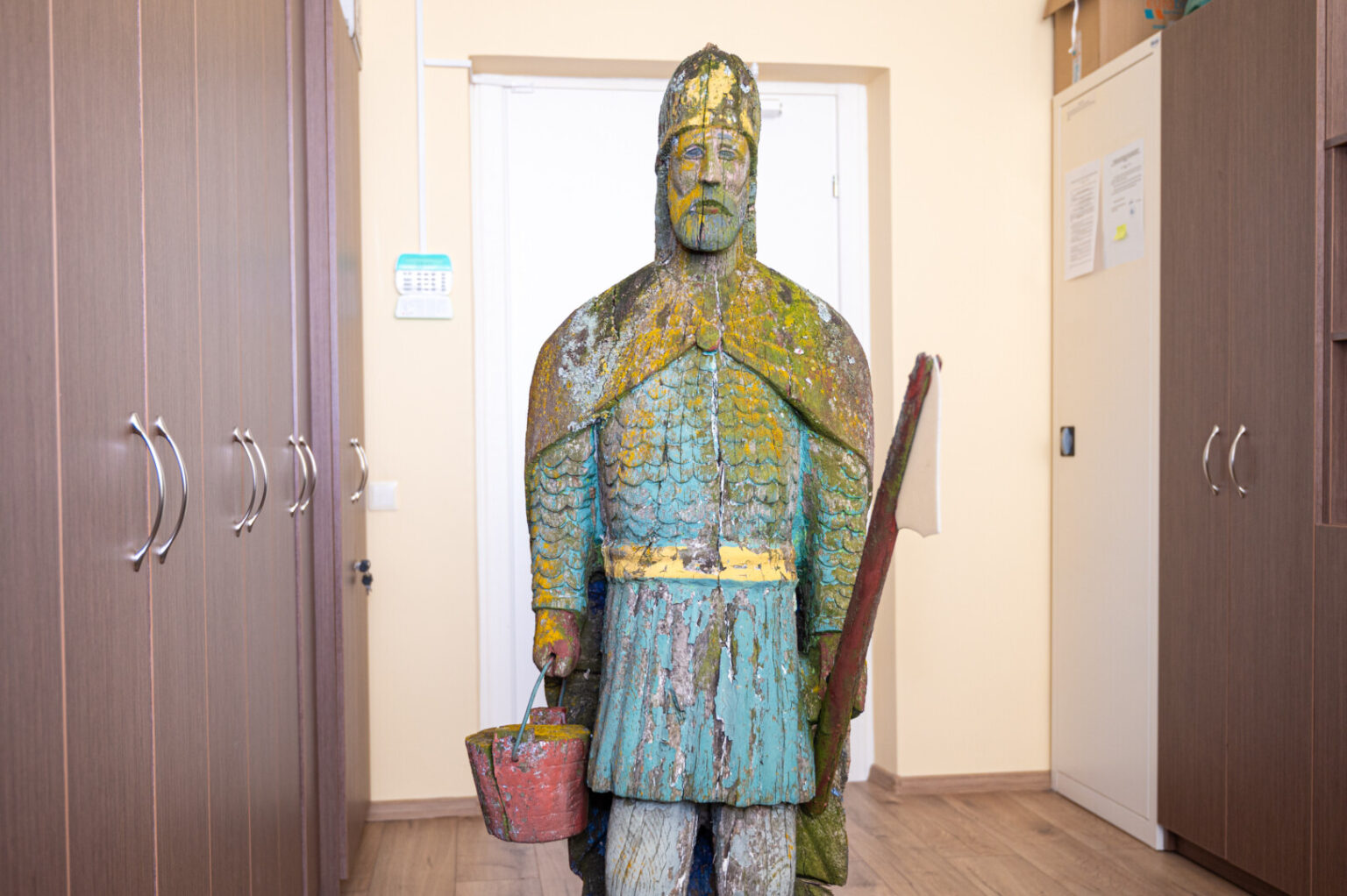 Po pusšimčio metų ištikimos tarnystės Raguvos globėjas – šv. Florijonas – pats atsidūrė gelbėtojų rankose.