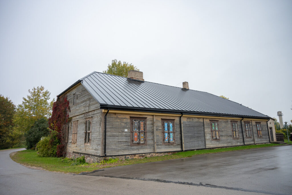 Šalia išpuoselėto Upytės tradicinių amatų centro stovintis palaikis pastatas, kuris, kaip tvirtina vietiniai, kitados buvo dvarą valdžiusių ponų namas, tapęs savotiška rajono gėda.