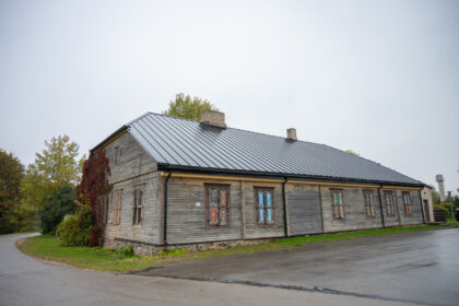 Šalia išpuoselėto Upytės tradicinių amatų centro stovintis palaikis pastatas, kuris, kaip tvirtina vietiniai, kitados buvo dvarą valdžiusių ponų namas, tapęs savotiška rajono gėda.