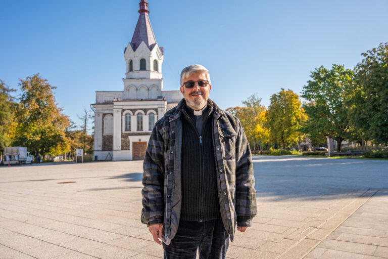 Italas kunigas ir vienuolis Aleksandras Barelis Lietuvą vadina savo namais, o Panevėžį – ramybės uostu po ilgametės tarnystės Vilniuje.