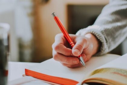 Anksčiau mokyklose per rašymo pamokas mokiniai valandų valandas mokydavosi taisyklingai vedžioti raides sąsiuviniuose, o netinkamas raidžių pasvirimas galėjo „užtarnauti“ pastabą pažymių knygelėje.