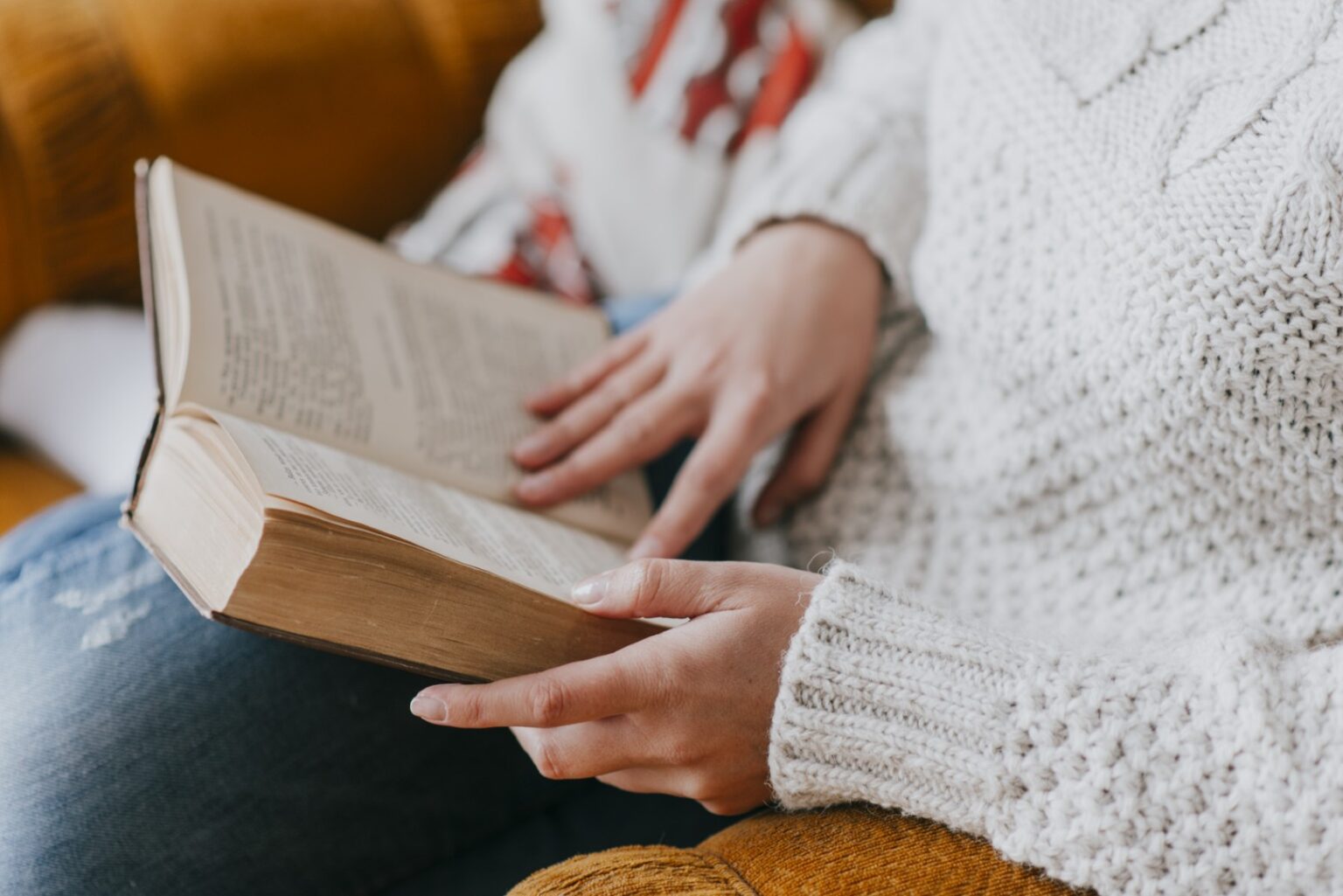 Šiandien, kai mūsų protas yra nuolat perkrautas ekranais, o laikas tarsi slysta tarp pirštų, knygos išlieka tykiu ramybės prieglobsčiu.