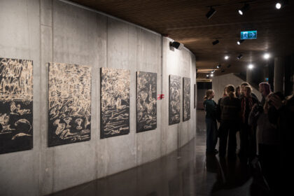 Imtis tokios mūsiškio meno akiratyje neregėtos žiurkių temos Kornelijų Užuotą pastūmėjo jo akistata su graužikėmis Paryžiuje, kuriame, kaip ir daugelyje kitų pasaulio didmiesčių, šie gyvybingi padarai yra tiesiog kasdieninė urbanistinės ekosistemos dalis.