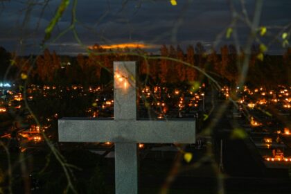 Lietuvoje ypatingos Visų Šventųjų ir Vėlinių dienos praėjo su gausiai į kapines plūstančiais artimaisiais, su įspūdingomis gėlių kompozicijomis, žvakučių jūra.