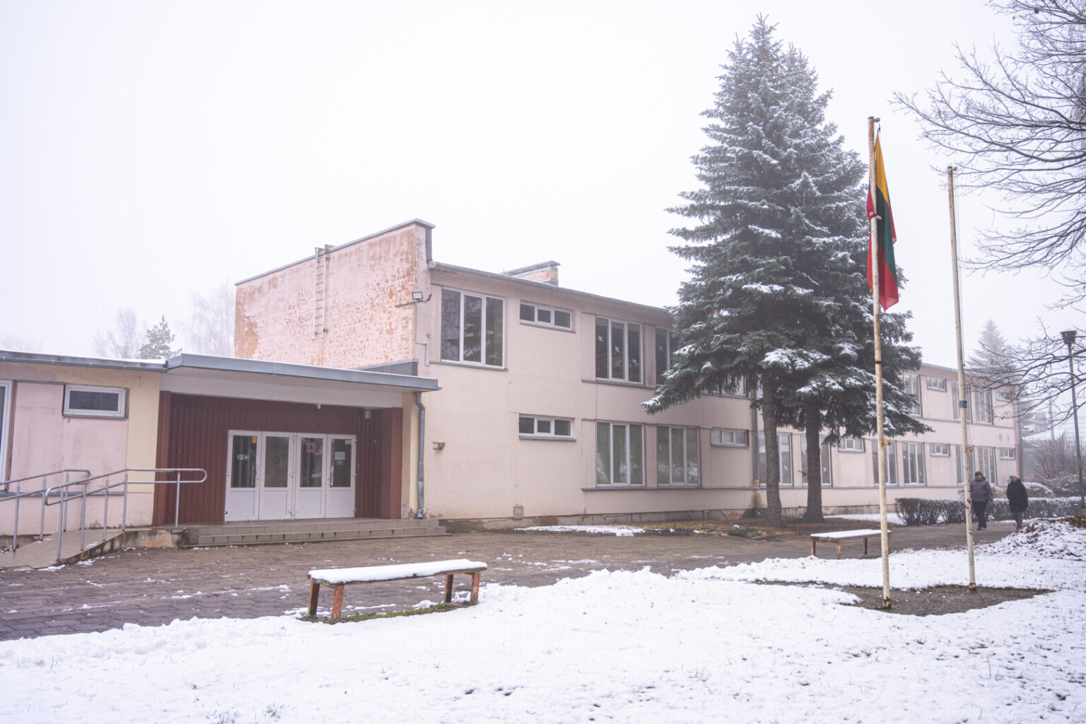 Prieš keletą metų uždarytos mokyklos patalpose Panevėžys ruošia vietą prieglobsčio prašytojams. Buvusioje „Aušros“ progimnazijoje po vienu stogu, tik skirtinguose korpusuose, ateityje turės sutilpti ir čia jau veikiantis Panevėžio apskaitos centras, ir prieglobsčio prašytojai iš trečiųjų šalių.