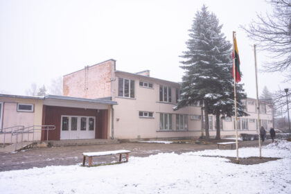 Prieš keletą metų uždarytos mokyklos patalpose Panevėžys ruošia vietą prieglobsčio prašytojams. Buvusioje „Aušros“ progimnazijoje po vienu stogu, tik skirtinguose korpusuose, ateityje turės sutilpti ir čia jau veikiantis Panevėžio apskaitos centras, ir prieglobsčio prašytojai iš trečiųjų šalių.