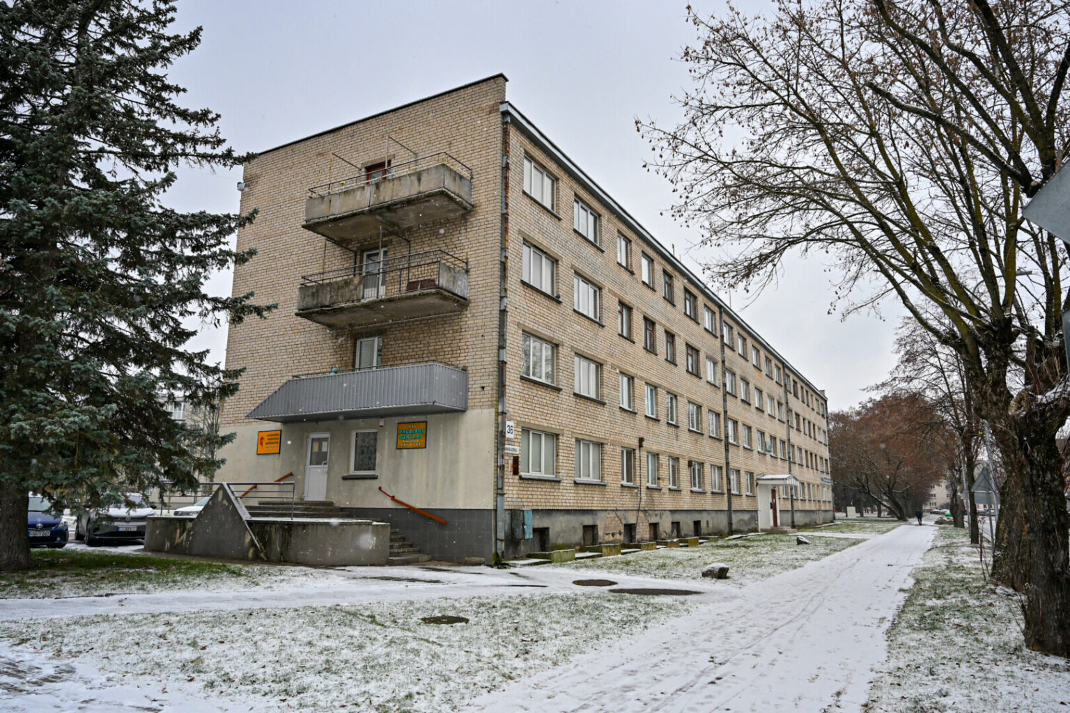 Iš Marijonų į Nemuno gatvę pernai rugsėjį persikrausčius bendrovei „Panevėžio būstas“, tuščios likusios patalpos nesėkmingai pardavinėtos septyniuose aukcionuose.