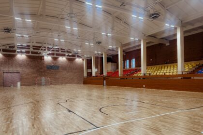 Panevėžyje užbaigta buvusios rankinio salės rekonstrukcija Durpyno g. 3A – erdvė atgimė kaip šiuolaikiška, įvairioms sporto šakoms pritaikyta treniruočių ir varžybų vieta.